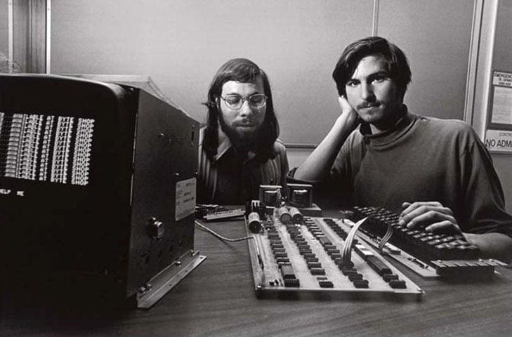 Dois anos depois, em 1976, Steve Jobs fundou a Apple com o parceiro Stephen "Steve" Wosniak (os dois na foto).