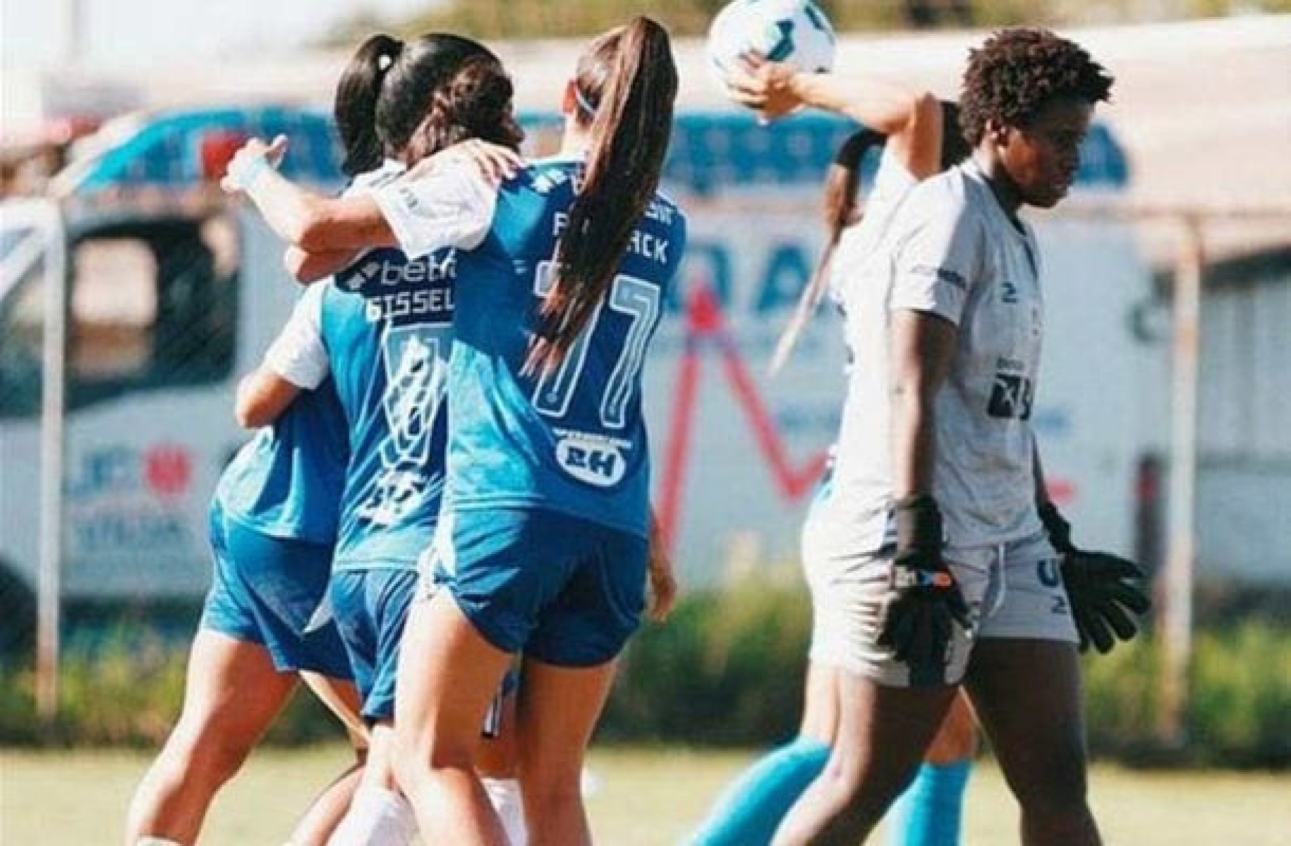 Cruzeiro vence e assume liderança do Brasileirão Feminino