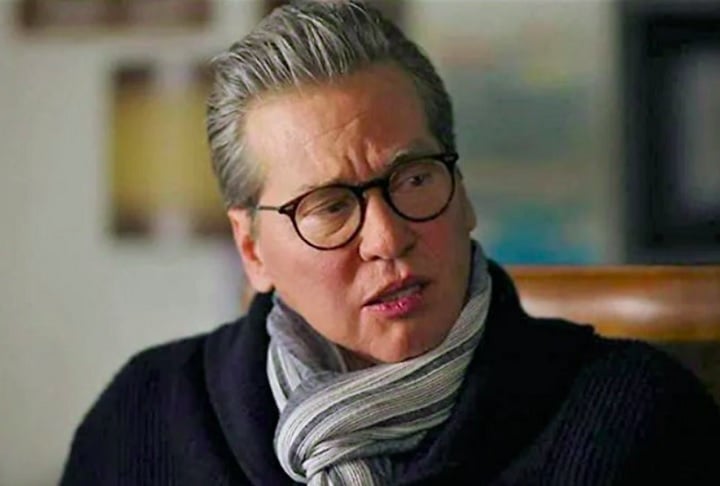 Diagnosticado com câncer de garganta em 2014, Kilmer precisou ar por uma traqueostomia que afetou sua voz.
