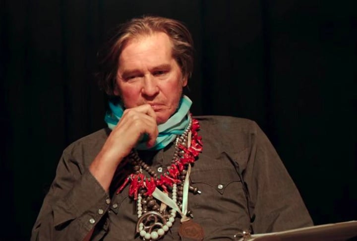 Val Kilmer morreu na terça-feira (01/04), aos 65 anos. Em entrevista ao New York Times, a filha do ator, Mercedes Kilmer, afirmou que a causa da morte foi pneumonia.