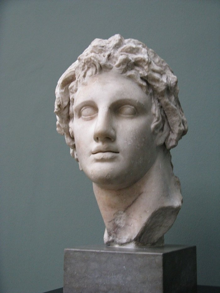 Alexandre, o Grande, não acompanhou o crescimento da cidade até ela se tornar a capital egípcia à época, pois o rei macedônio morreu antes. Foi no reinado de seu sucessor, Ptolomeu II, que o auge se deu a ponto de a localidade tornar-se um centro comercial e cultural do período. 
