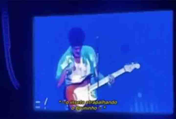 No dia anterior, o astro pop passou maus bocados no mesmo palco ao “engolir” um mosquito quando cantava “Billionaire”.  E tentou evitar um novo incômodo. 
