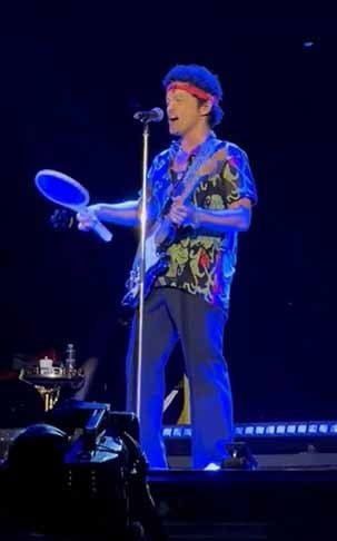 Táticas contra insetos: Bruno Mars usou raquete para espantar mosquitos em show