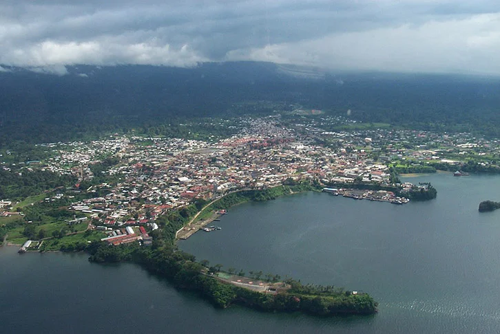 Guiné Equatorial - O país pertencia à Espanha até 1968, quando conseguiu sua libertação. É que, após a colonização portuguesa, as ilhas foram cedidas à Espanha em 1778. O país tem 3 idiomas oficiais: português, espanhol e francês. 