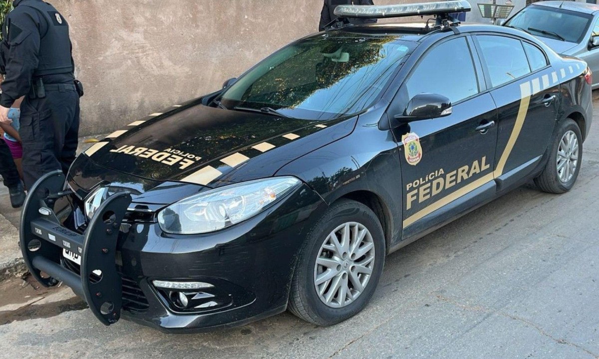 Agentes cumpriram um mandado de busca e apreensão em uma residência de Montes Claros -  (crédito: PF/Divulgação)