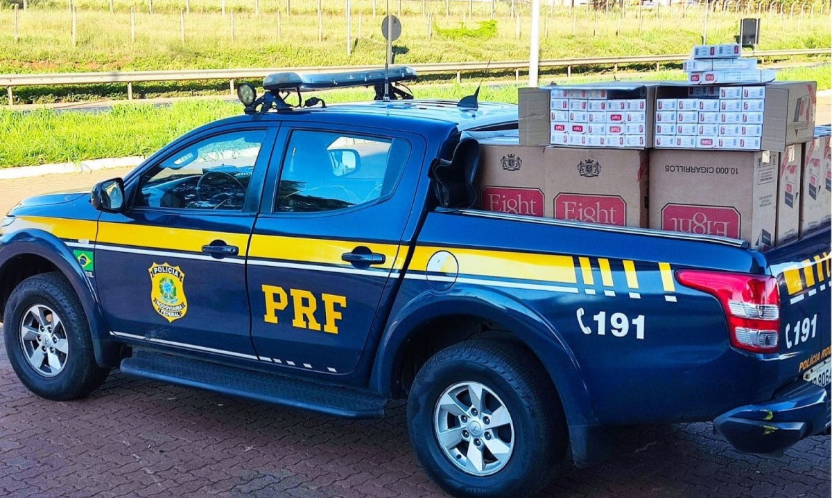 PRF apreende 26 mil maços de cigarros contrabandeados na BR 153 -  (crédito: DivulgaÃ§Ã£o/PRF)