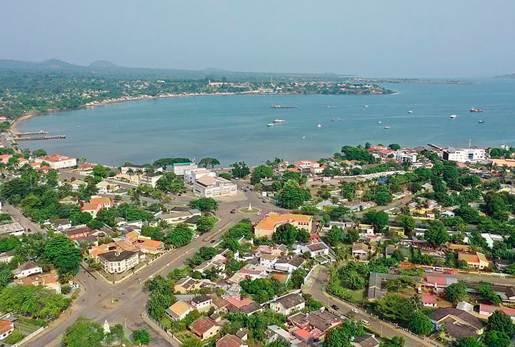 São Tomé e Príncipe - As ilhas estavam desabitadas até a chegada dos portugueses em 1470. O rico solo vulcânico e a proximidade com a linha do equador propiciam o cultivo de açúcar, café e cacau.  Ficou livre do jugo de Portugal em 1975. 