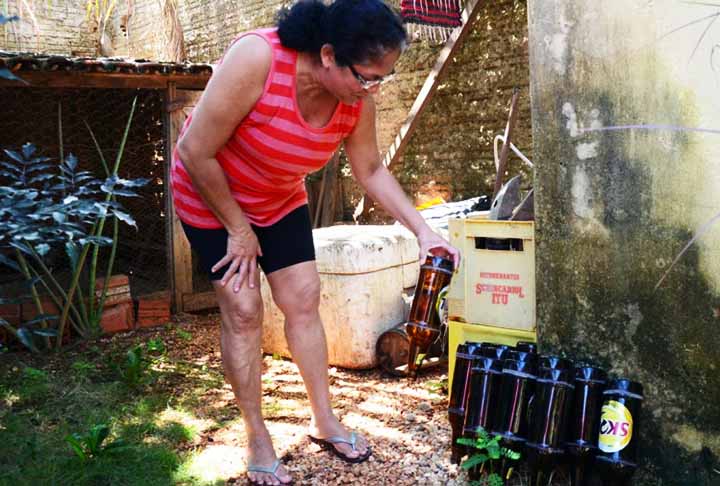 Entre os criadouros estão pratos de vasos e plantas, pneus abandonados, caixa d’água abertas e calhas sujas. 


