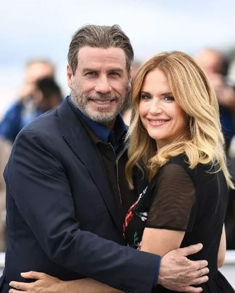 A atriz Kelly Preston, mulher de John Travolta, conhecida principalmente por seus papéis em "Irmãos Gêmeos" e "Jerry Maguire: A Grande Virada", morreu no dia 12/7/2020 por complicações de um câncer de mama. Ela tinha 57 anos.
