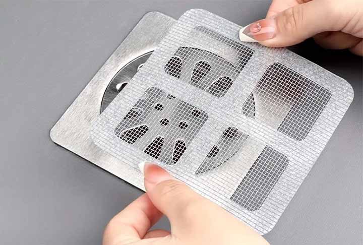De olhos nos ralos - Muitos bichos pequenos entram por ligaÃ§Ãµes com a rede de esgoto. Ã? importante vedar os ralos com tampas protetoras ou mesmo cobri-los com tapetes de plÃ¡stico.
