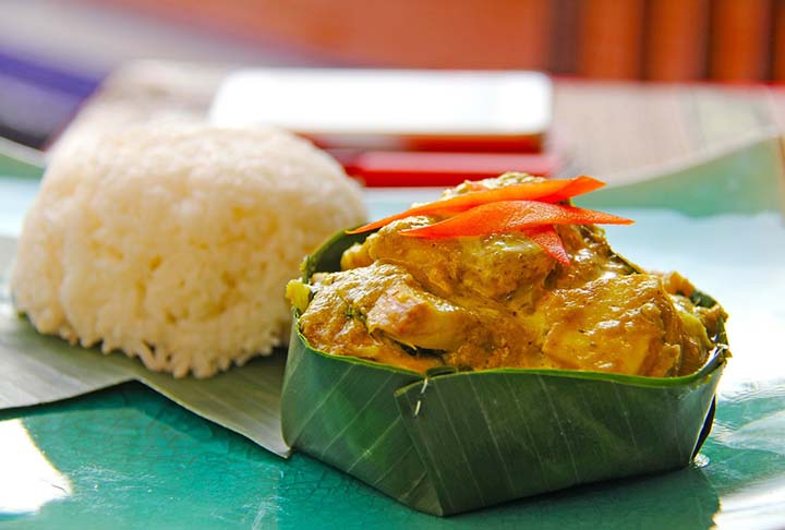O país também exporta veículos, calçados, borracha natural e peixes, com principais parceiros comerciais como Estados Unidos, Hong Kong e Alemanha.