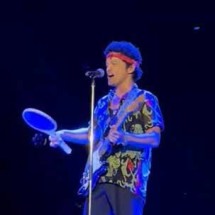 Táticas contra insetos: Bruno Mars usou raquete para espantar mosquitos em show - Reprodução de vídeos das Redes Sociais