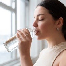 Como beber mais água: truques que realmente funcionam no dia a dia - Freepik
