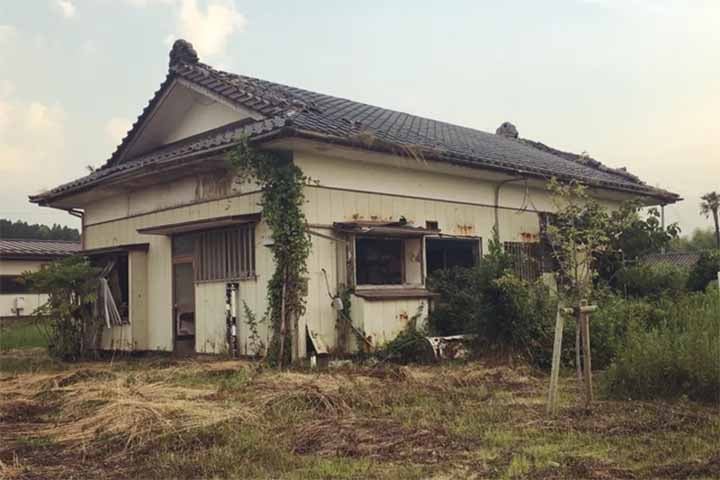 O Ministério de Assuntos Internos do Japão divulgou relatório em julho de 2023 apontando que todas as 47 prefeituras do país (o equivalente a estados no Brasil) tiveram redução populacional no ano anterior. 
