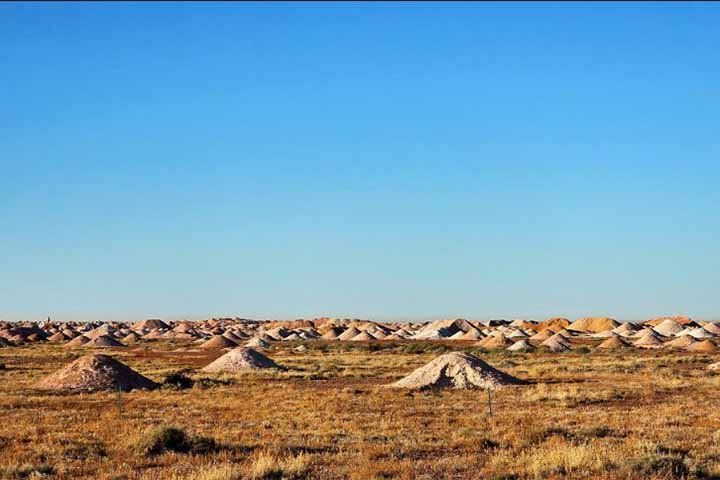 Esses poços, denominados dugouts, amenizam as temperaturas extremas de um ambiente desértico, tanto o calor quanto o frio, e tornam habitáveis as casas subterrâneas. 
