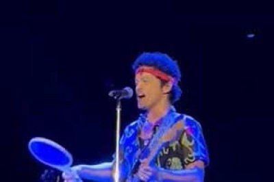 Quando o assunto é combater mosquitos, uma imagem viralizou em 2024: o cantor Bruno Mars , quem diria, usou raquete elétrica de matar mosquito no palco do estádio Mané Garrincha, em Brasília, no dia 27/10. -  (crédito: Reprodução de vídeos das Redes Sociais)