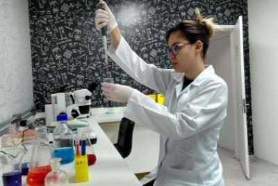 Ana Mengarda realiza ensaio no Núcleo de Pesquisa em Doenças Negligenciadas (NPDN) da Universidade Guarulhos: solução de baixo custo aumenta eficiência de medicamento contra verminoses  -  (crédito: Mário Salvador/UnG)