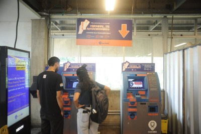 A partir desta terça-feira (6/5), estações do metrô contam com máquinas de autoatendimento. Apenas nove estações vão manter bilheterias tradicionais -  (crédito: Alexandre Guzanshe / EM/D.A. Press)