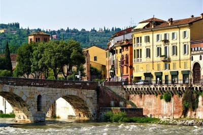 A cidade de Verona, na Itália, é o local onde se passa a  história de Romeu e Julieta, um dos maiores clássicos da literatura romântica. Na época de celebração de namorados ela é mais procurada, mas ao longo de todo o ano é um lugar belo e  atraente para os turistas.  -  (crédito: Imagem de Reissaamme por Pixabay

)