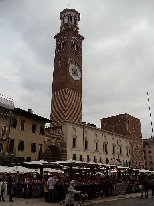 Outro ponto de grande interesse em Verona Ã© a Torre dei Lamberti, localizada no Palazzo Della Ragione. ConstruÃ­da no sÃ©culo XII, foi sede administrativa da cidade por sÃ©culos e Ã© um dos principais sÃ­mbolos da cidade. Vista de longe, tem 84m de altura e 368 degraus.