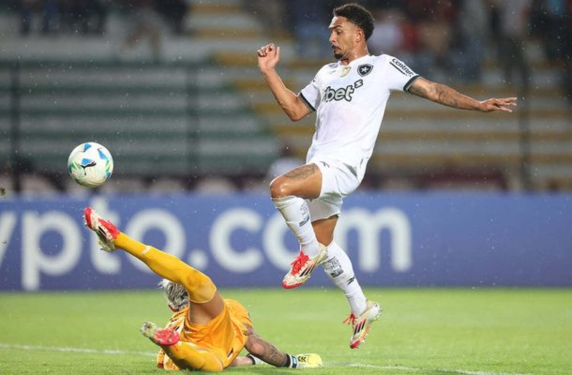 Laterais recolocam o Botafogo na disputa por vaga nas oitavas Laterais recolocam o Botafogo na disputa por vaga nas oitavas