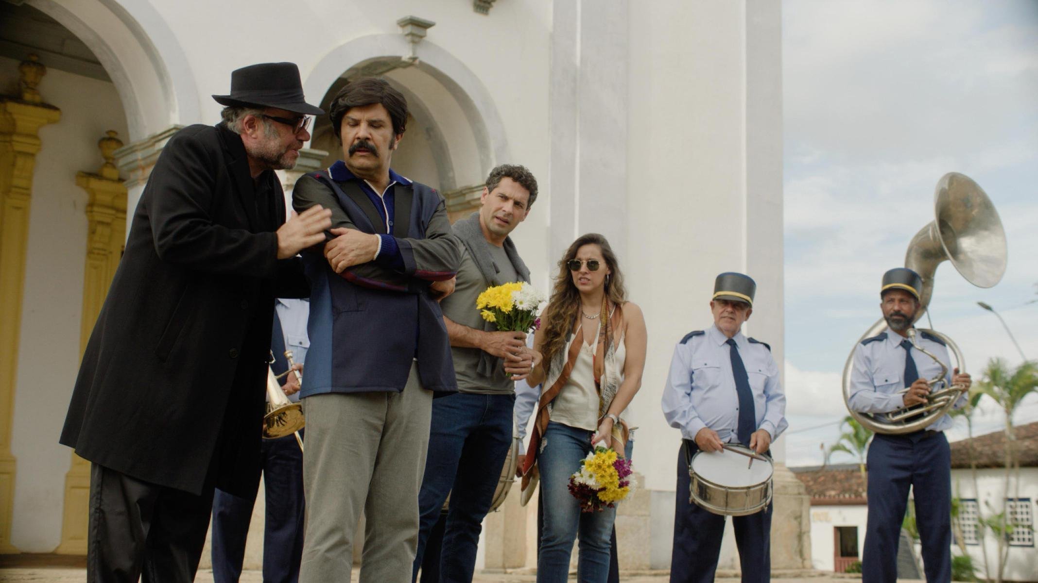 Personagens Anacleto (Otávio Müller), Vicente (Maurício Cangussu), Lucas (João Baldasserini) e Normanda (Thati Lopes) em cena do novo filme 'Acredite um espírito baixou em mim' 