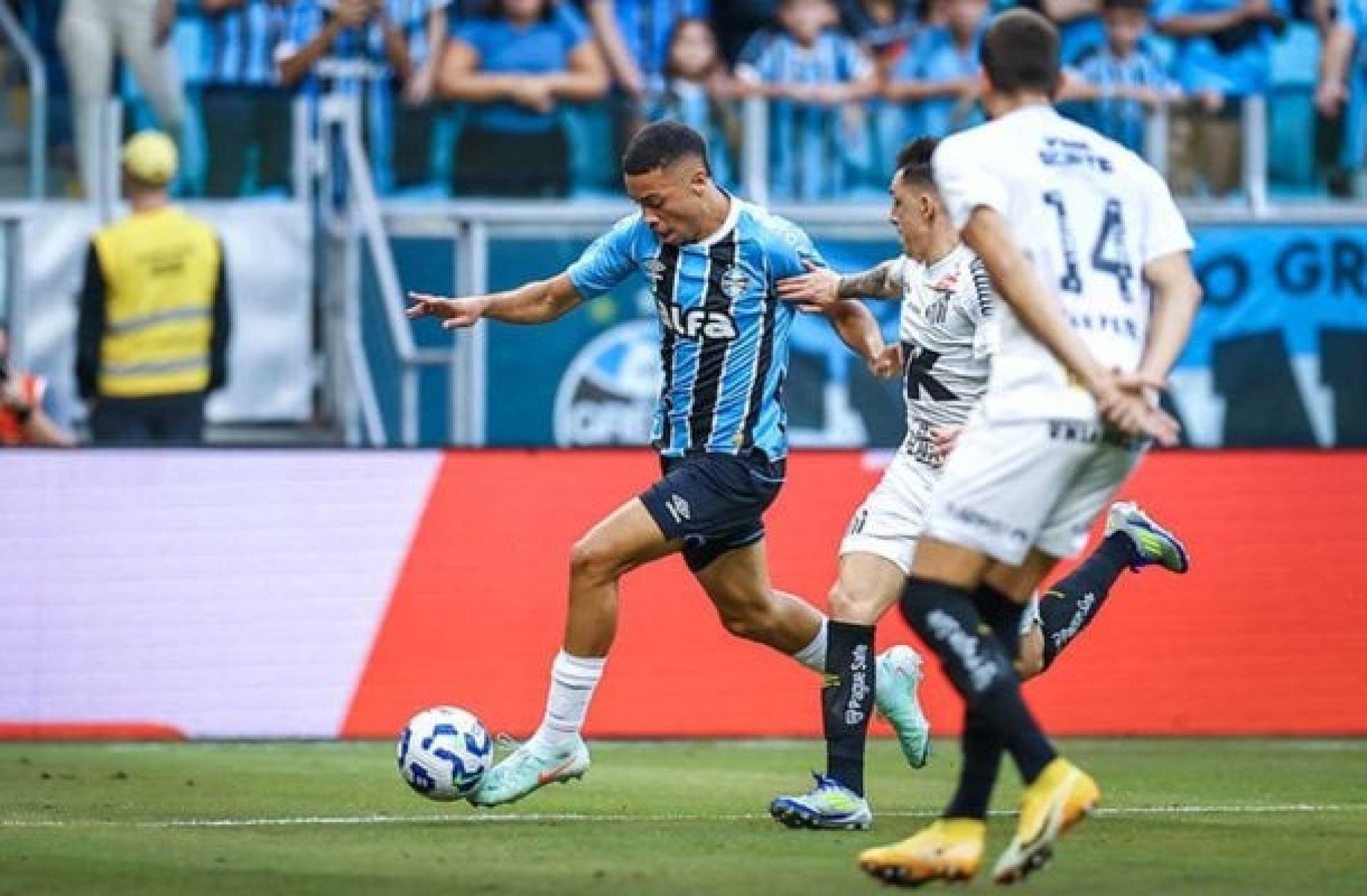 Joia surpreende e briga por vaga de titular no Grêmio