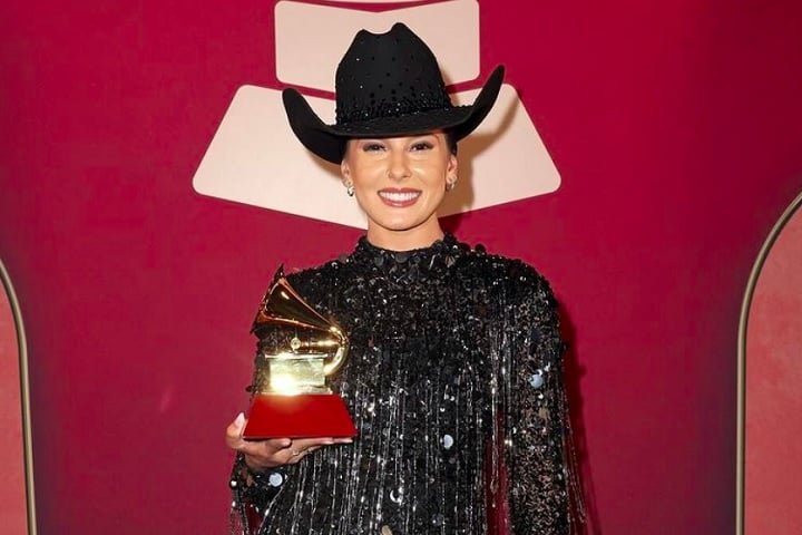 Ana Castela vive um momento especial na carreira. No fim de 2024, ela faturou seu primeiro Grammy Latino. A premiação inédita veio na categoria “Melhor Álbum de Música Sertaneja” por “Boiadeira Internacional (Ao Vivo)". 
