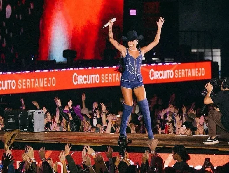 A apresentação da cantora não ficou restrita à apresentação da nova música. Vestida de azul, Ana Castela agitou o público com “Lua”, parceria de 2024 com o mesmo Alok, e sucessos de sua carreira, como “Boiadeira”, “Meu Beijo Vai Te Viciar” e “Nosso Quadro”. 
