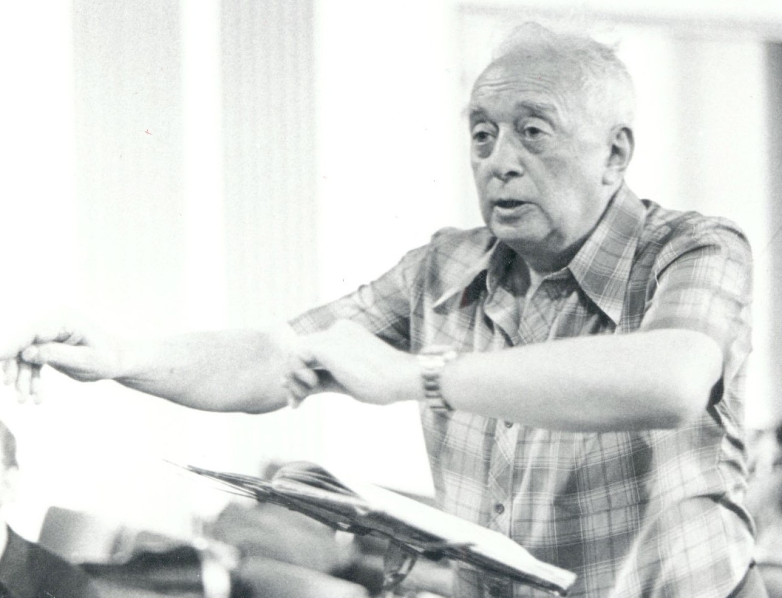 '3 epigramas', composição de Arthur Bosmans (1908-1991), que foi professor da Escola de Música da UFMG, é uma das peças do programa do evento 'De capo' O compositor e maestro Arthur Bosmans rege alunos durante aula na UFMG