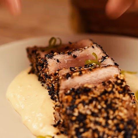 Uma versão atraente é o Atum cru empanado e selado com crosta de gergelim branco ou preto (ou ambos). Geralmente é acompanhado por vinagre balsâmico. 