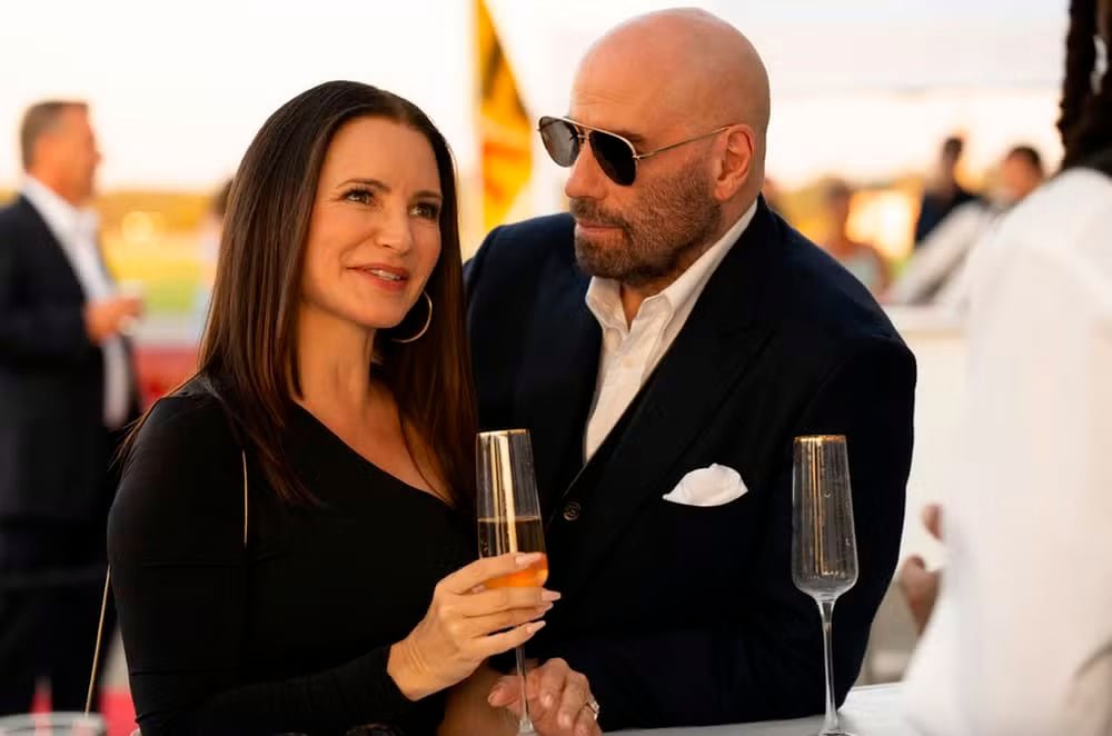 Mas os filhos acham que o pai ficaria mais feliz tendo uma parceira. Os dois, inclusive, elegeram a atriz Kristin Davis, estrela da série ‘Sex and The City’, como a favorita. Ela contracenou com Travolta no filme ‘Cash Out’ (2024- foto) e o clima entre os dois foi ótimo nos bastidores. Havia um certo carinho na relação. 