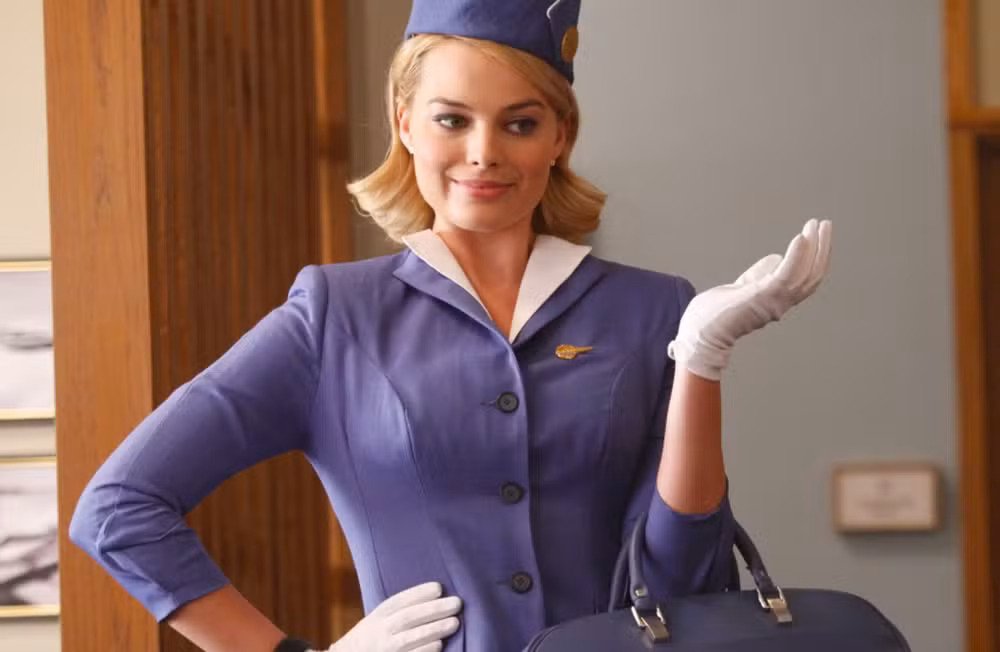 A série "Pan Am", de 2011, foi uma espécie de porta de entrada para a carreira de Margot Robbie.  O enredo é centrado na famosa companhia Pan American Airways, a Pan Am. Margot interpreta Laura Cameron, uma aeromoça recém-saída do treinamento