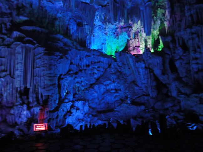  Caverna da Flauta de Bambu (China) - Fica em Guangxi e seu nome vem da floresta vizinha, cujos bambus são usados na produção de flautas. Com mais de 180 milhões de anos, a caverna de calcário tem centenas de estalagmites e estalactites. Nas paredes há mais de 70 inscrições da época da Dinastia Ming (792 d.C.). A iluminação artificial colorida potencializa o ambiente de mistério. 
