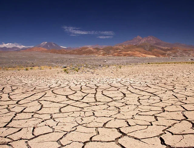 Deserto do Atacama (Chile) - É o deserto mais seco do mundo, com uma paisagem que envolve picos rochosos, lagos salgados e dunas. Em algumas partes, não chove há 500 anos. Sem água e nutrientes no solo, não há plantas. As temperaturas são extremas: 0ºC de dia e 40ºC à noite. 