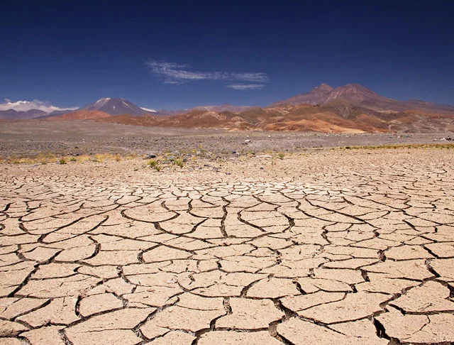 Deserto do Atacama (Chile) - É o deserto mais seco do mundo, com uma paisagem que envolve picos rochosos, lagos salgados e dunas. Em algumas partes, não chove há 500 anos. Sem água e nutrientes no solo, não há plantas. As temperaturas são extremas: 0ºC de dia e 40ºC à noite. -Lennon Schneider Franca - Flickr
