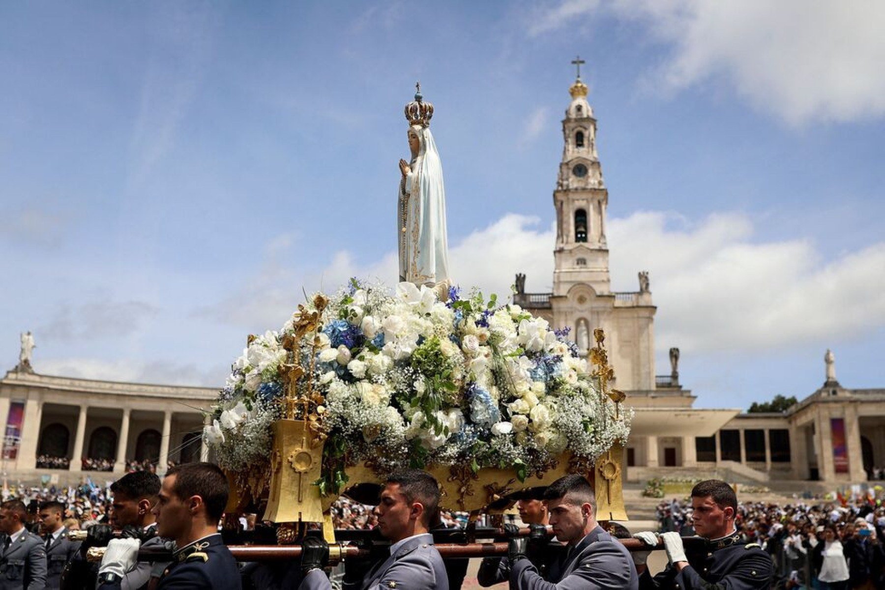  A atmosfera de devoção e os relatos de milagres tornam Fátima um marco espiritual único
      -FILIPE AMORIM / AFP)
