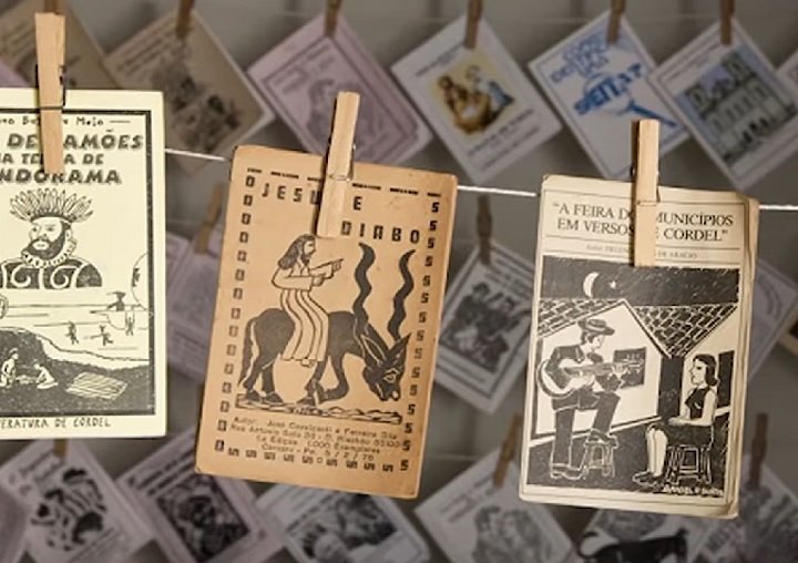 A métrica mais comum usada nos cordéis é a sextilha, que consiste em estrofes de seis versos, geralmente com sete sílabas cada, e rimas alternadas. Porém, outros esquemas métricos e rítmicos também são usados.