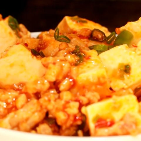 Originário da China, o tofu é um dos derivados da soja, e o pilar para o Mapo Doufu, prato picante, com molho avermelhado, cuja base é pasta de amêndoa e feijão preto fermentados. Pode ser servido com carne de porco ou bovina, mas também existem variações vegetarianas.