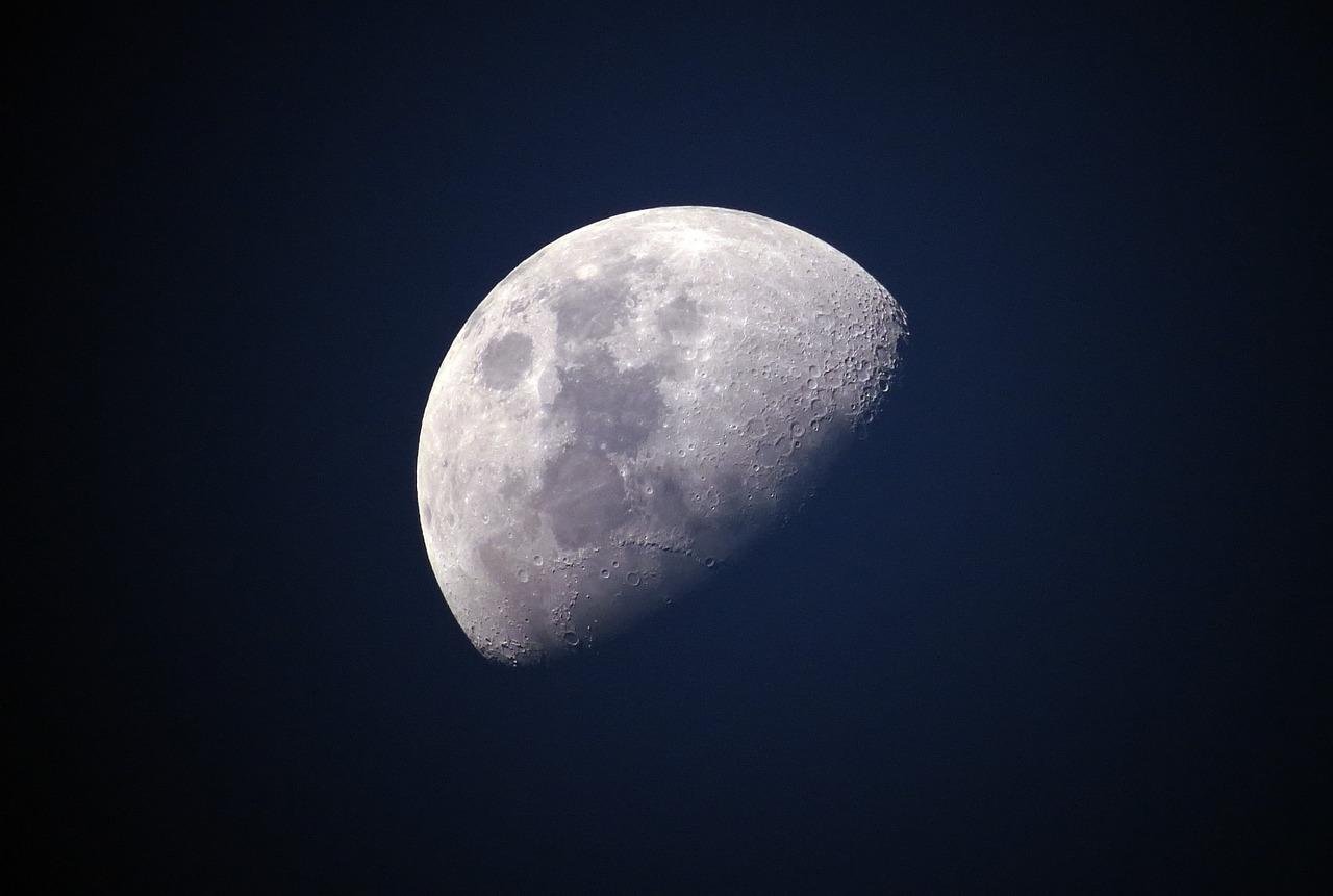 Ainda há muitos mistérios no satélite da Terra, que tanto inspira e instiga.