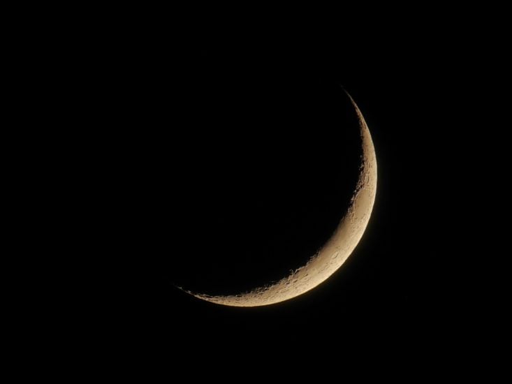 O foco é na ausência de um foguete de carga pesada, uma lacuna na capacidade desde a descontinuação do Saturno V. O plano progressivo da NASA busca estabelecer uma presença sustentável na Lua até meados da década de 2020, começando com a infraestrutura e habitats fundamentais. E as casas até 2040.