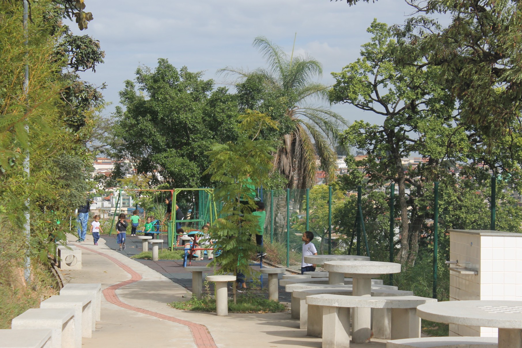 4. Parque do Bairro Diamante (Colina).
Conhecido também como Parque Colina, o Parque do Bairro Diamante foi criado e aberto em 2024. Está localizado na Rua Bela Emília, 261, no Bairro Olaria, no Barreiro, na bacia do Ribeirão Arrudas. Tem uma área aproximada de 12.700 m² e apresenta uma média de 500 frequentadores mensais. Com um impactante pôr do sol, dispõe de brinquedos, academia a céu aberto, recanto com mesas e bancos e um pequeno teatro de arena. 