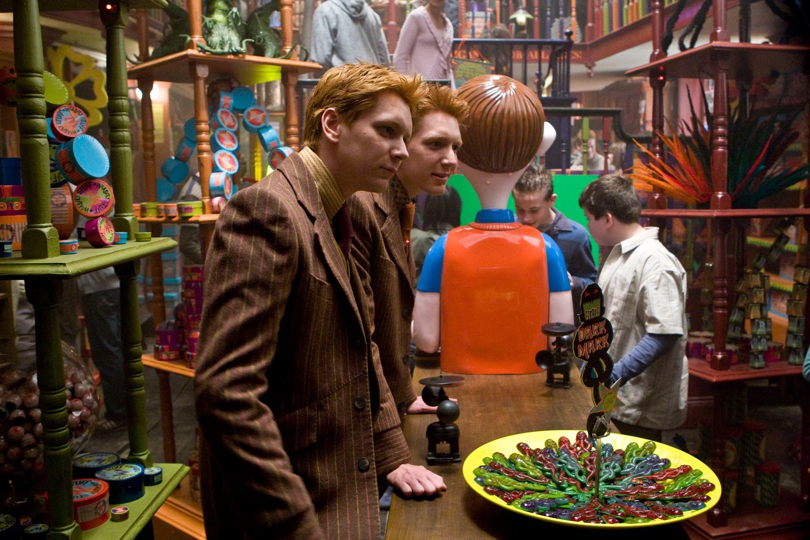 Pé de Bala dos Weasley – Doces criados pelos gêmeos Weasley que fazem a pessoa desmaiar temporariamente. Eram usados para escapar de aulas chatas ou se infiltrar no Ministério.
