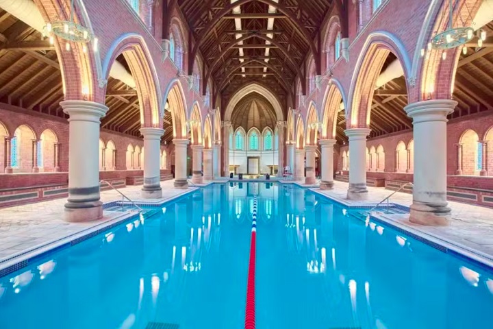Piscina em capela de antigo hospital psiquiátrico atrai visitantes em Londres