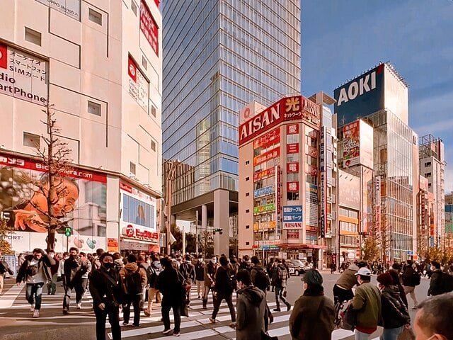 O Ministério do Interior do Japão divulgou em 25/7/2024 que a população diminuiu em 861 mil em 2023, chegando a 121,6 milhões de pessoas. A queda de 0,7% em relação a 2022 foi a maior no país desde que o começo dos registros em 1968. A diminuição do número de japoneses ocorre pelo 15º ano consecutivo. 