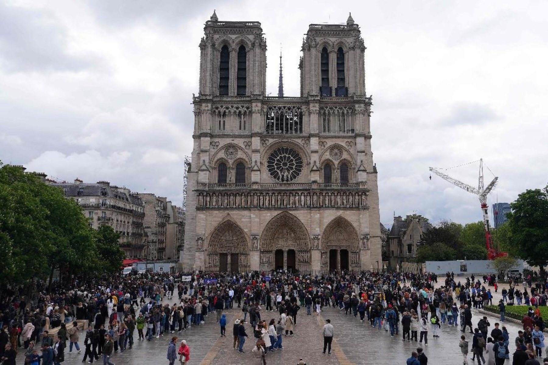 Um dos símbolos de Paris, a Catedral de Notre-Dame foi reaberta no dia 7 de Dezembro de 2024, totalmente restaurada-Dimitar DILKOFF / AFP