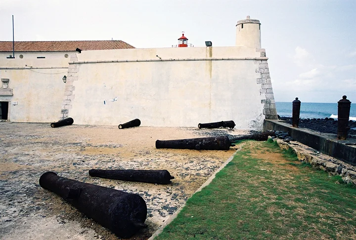 Sua capital e cidade mais populosa é São Tomé. Além da paisagem natural, com belas praias, tem importantes conjuntos arquitetônicos e históricos, como a Fortaleza de São Sebastião (foto), de 1575.