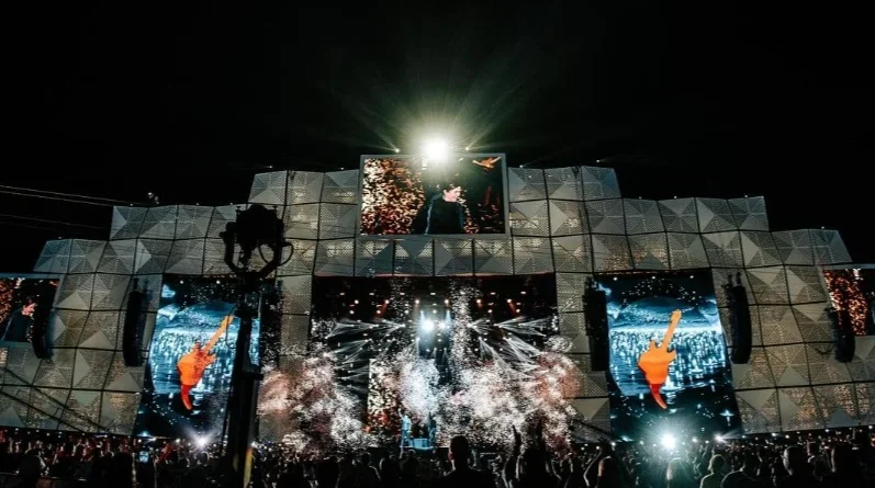 A atraÃ§Ã£o foi apresentada pela icÃŽnica dupla ChitÃ£ozinho e XororÃ³. AlÃ©m de Ana Castela, subiram ao palco como convidados Simone Mendes e JÃºnior Lima.