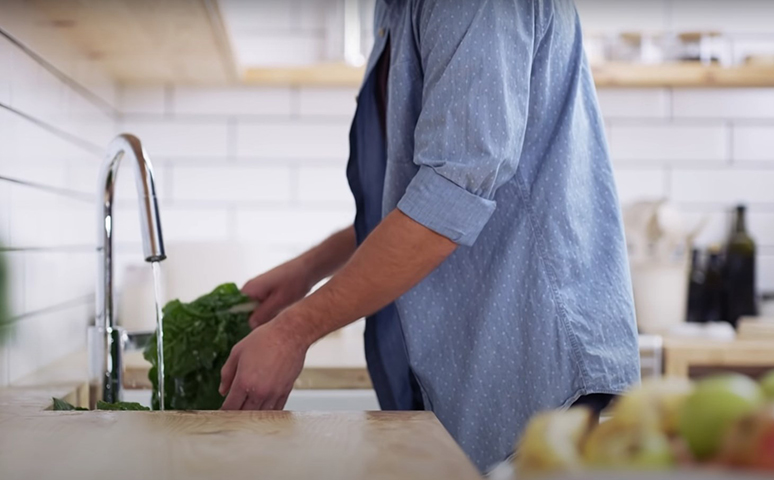 Medidas de higiene na cozinha - Despejar água fervente na pia depois de lavar a louça é uma forma de eliminar as bactérias e deixar os insetos distantes. Sobras de alimento também são um convite para esses seres, por isso o recomendado é fazer sempre uma limpeza. 
