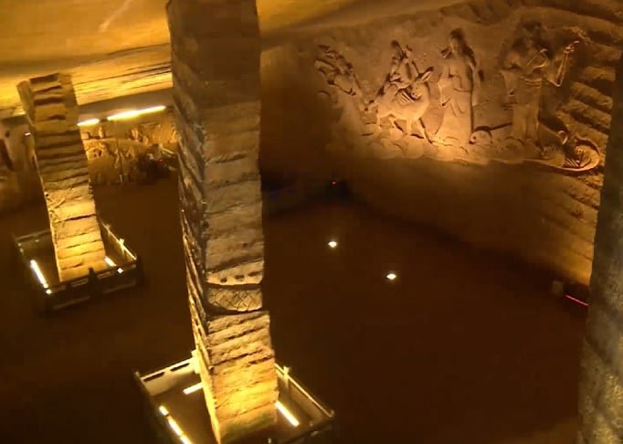 Já as Grutas de Longyu são cavernas conhecidas por suas formações de estalactites e estalagmites únicas, que se formaram ao longo de milhares de anos. 